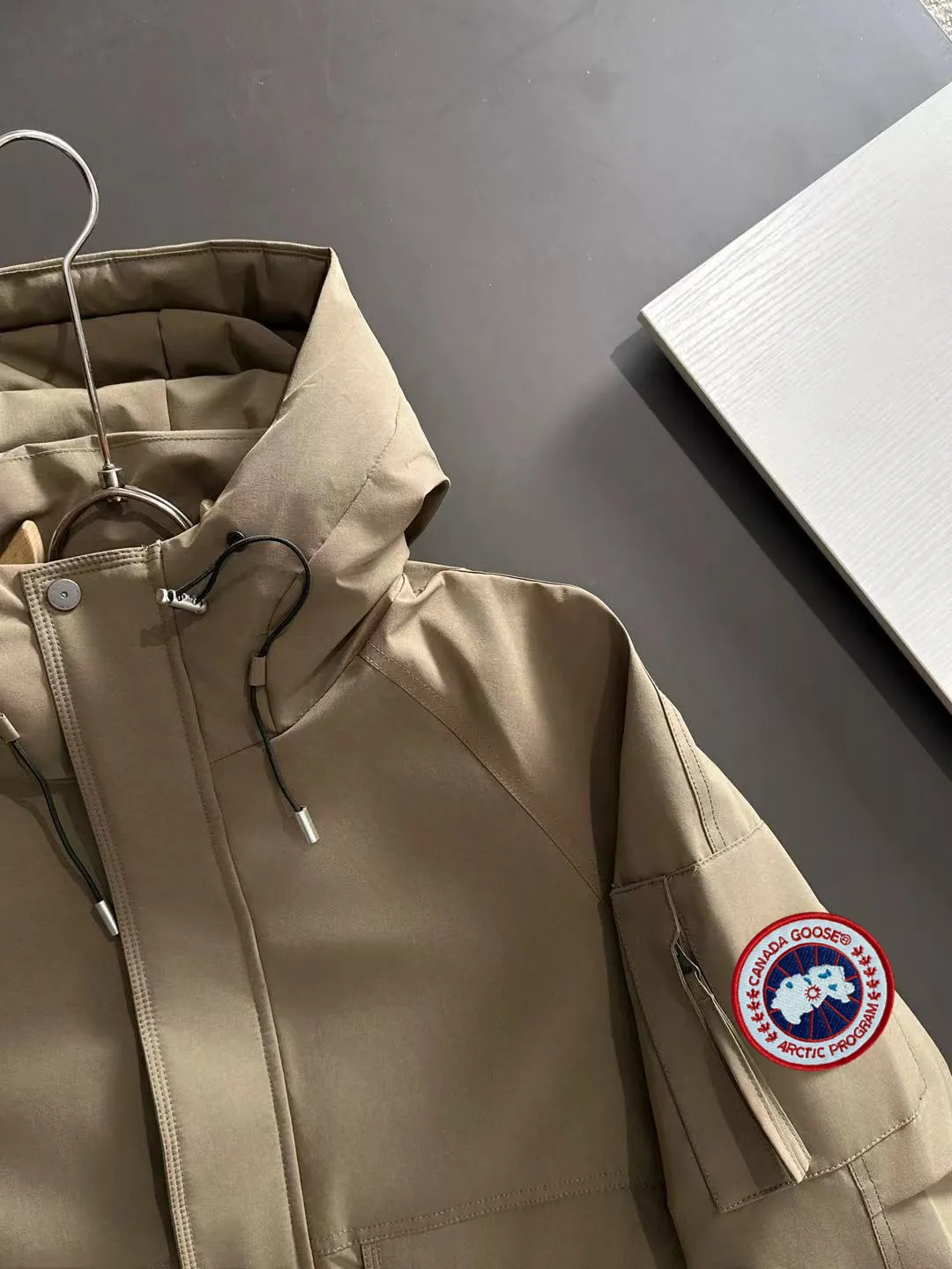 Two-day delivery time P960 Big Goose 🔥🔥 High-end customization 2025 winter official website's latest popular down jacket. Original custom-made hardware accessories for customers, all imported and original customization. Welcome to compare at the counter. Absolutely high quality. Use top-grade 90 white goose down. Super soft. Filled with fluffy and full feathers. Super heavy work. Fabric workmanship is excellent. The version is super perfect. Note⚠The fabric is super comfortable. Exclusive model. High-end quality. A must-have warm and protective artifact in winter. Size: M-3XL